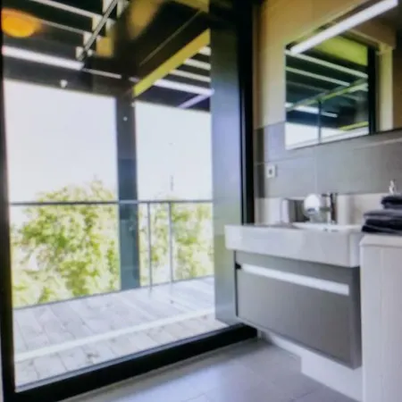Avec Terrace Docks Apartment